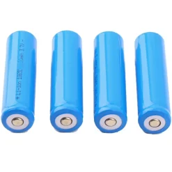 4 BATTERIE BATTERIA RICARICABILE IONI DI LITIO 680 mAh 3.7V BL-18650 TORCE LED