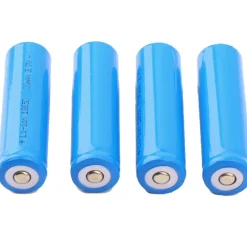 4 BATTERIE BATTERIA RICARICABILE IONI DI LITIO 680 mAh 3.7V BL-18650 TORCE LED