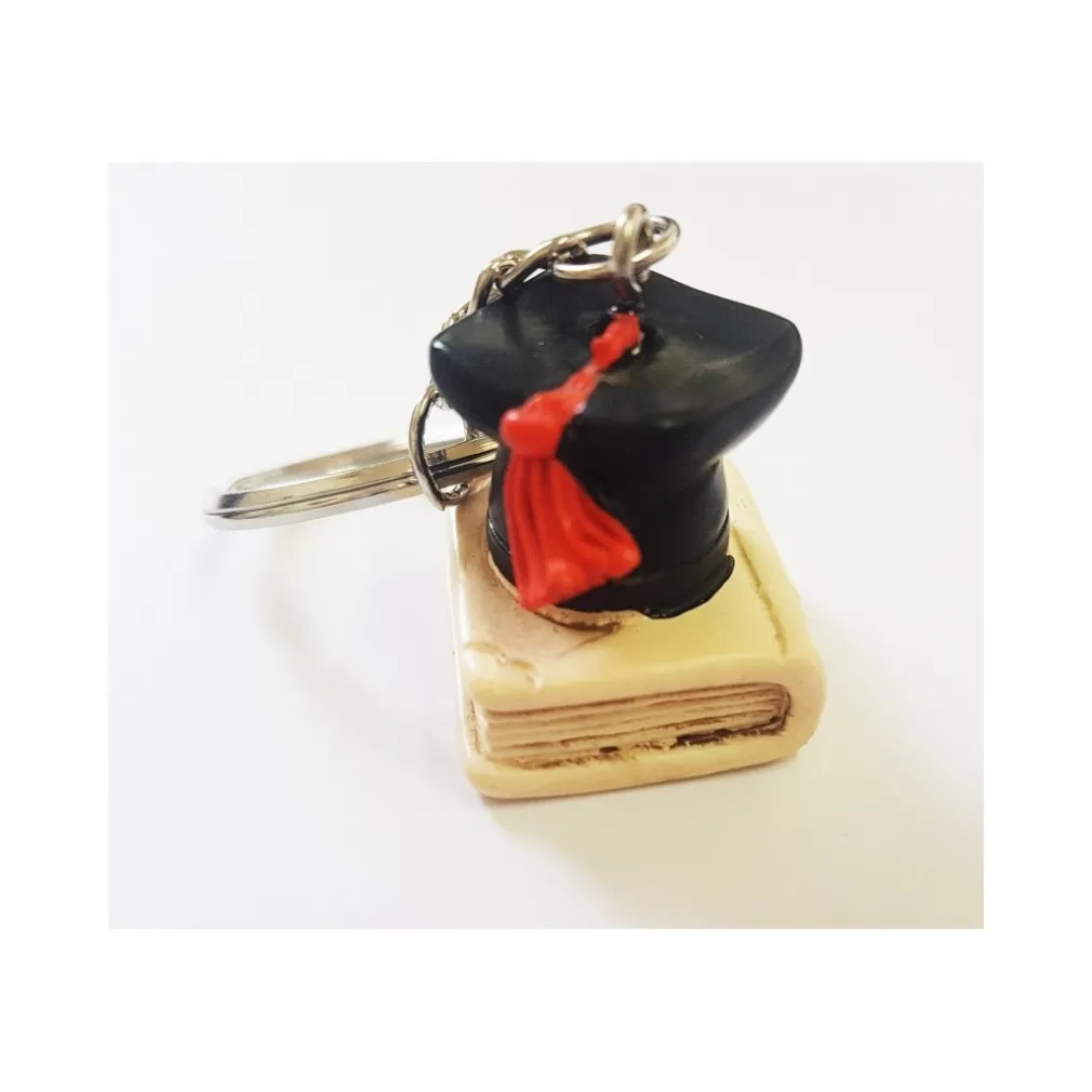 12 PEZZI BOMBONIERA PORTACHIAVE CAPPELLO LIBRO LAUREA SIMBOLO FORTUNA CERAMICA