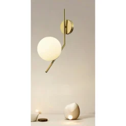 APPLIQUE DA PARETE CON SFERA IN VETRO BIANCO ATTACCO E27 METALLO ORO LAMPADA 32804