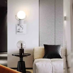 APPLIQUE DA PARETE DECORATIVO FORMA OMINO CHE SALTA IN METALLO ATTACCO E27 AQ50