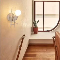 APPLIQUE DA PARETE DECORATIVO FORMA OMINO SULLA SCALA IN METALLO ATTACCO E27 AQ49