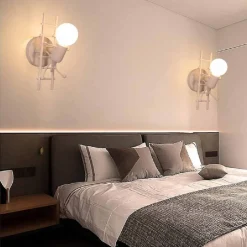 APPLIQUE DA PARETE DECORATIVO FORMA OMINO SULLA SCALA IN METALLO ATTACCO E27 AQ49