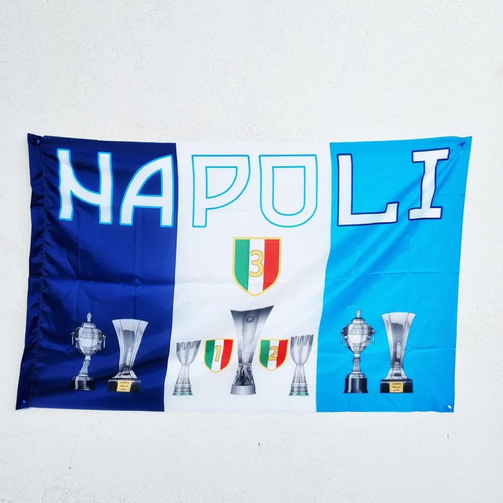 BANDIERA CON COPPE TROFEI ITALIA 3° SCUDETTO CALCIO SQUADRA NAPOLI 90x140 CM
