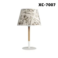 LAMPADA DA TAVOLO CON PARALUME BIANCO IN TESSUTO BASE LEGNO LAMPADA E27 XC-7007