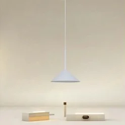 LAMPADARIO A SOSPENSIONE MODERNO CON PARALUME TRIANGOLARE IN FERRO BIANCO E27 33856