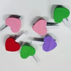 18PZ. MOLLETTA 2.5MM CUORE COLORATO LEGNO BIANCO BOMBONIERE BIGLIETTI COMPLEANNO