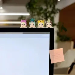 SONNY ANGELS SERIES MINI FIGURE ANIME ORNAMENTI TELEFONO SCRIVANIA COMPUTER CON ADESIVO