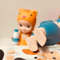 SONNY ANGELS SERIES MINI FIGURE ANIME ORNAMENTI TELEFONO SCRIVANIA COMPUTER CON ADESIVO