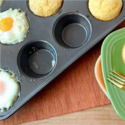 STAMPO TEGLIA PER 12 MUFFIN CUPCAKE IN ACCIAIO ANTIADERE CON PIROTTINI COLORATI